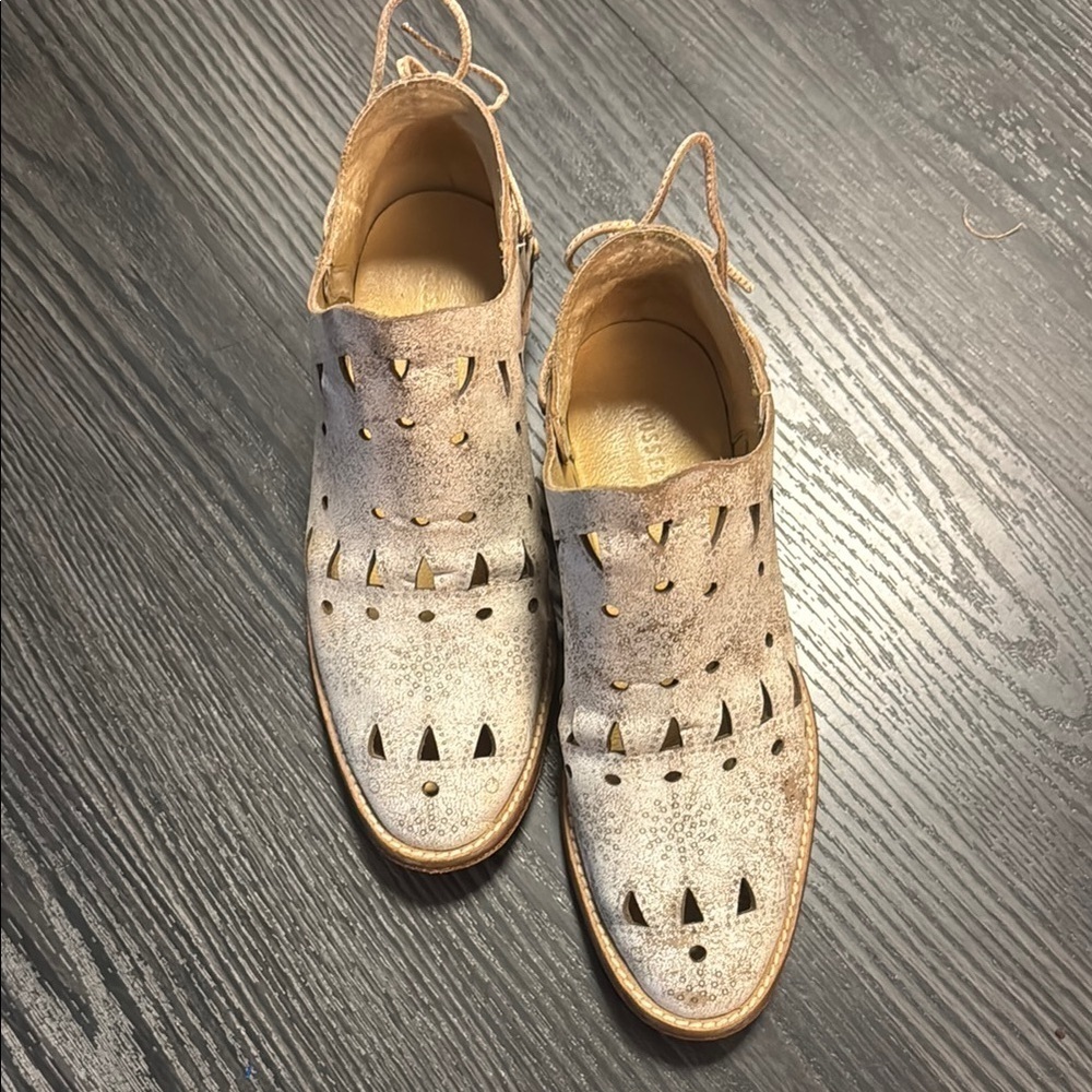 Musse and Cloud Women's Shoes Size 7 Western Cut Out White Leather Booties
H4
